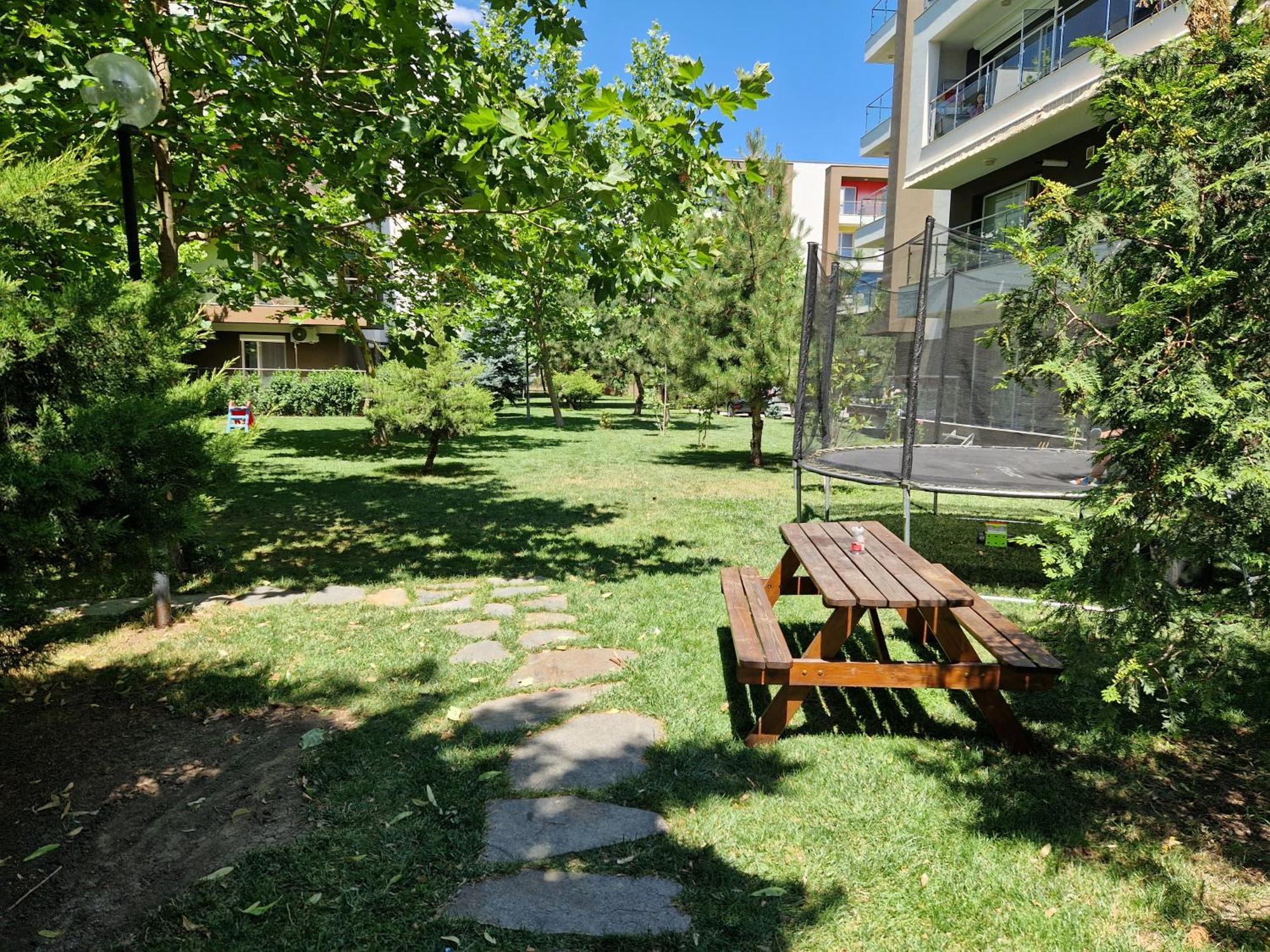 Airplane By Airport Residence Otopeni Exterior foto